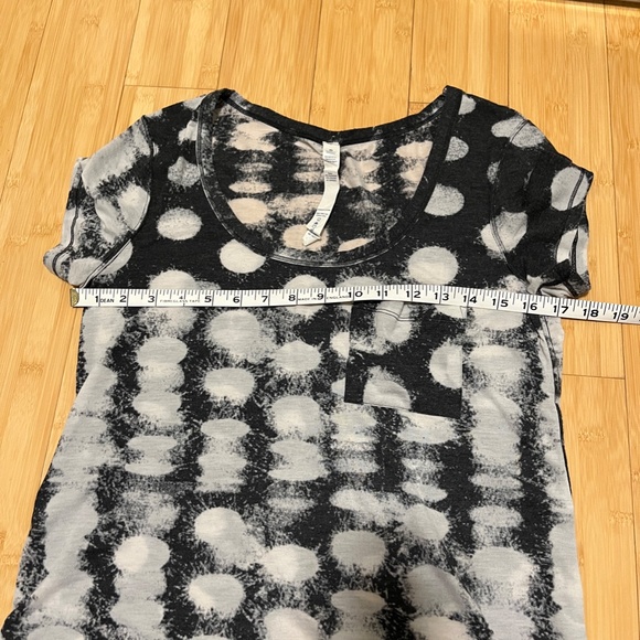 Lululemon polka dot tee with front pocket - Picture 5 of 6